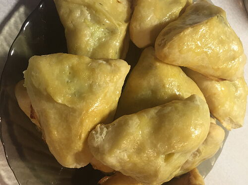 Треугольные пирожки с картошкой и луком 