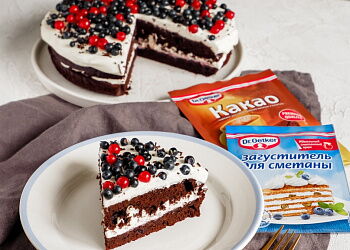 Шоколадный торт со свежей смородиной