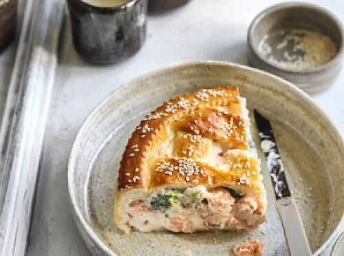 Фото рецепта Пирог с красной рыбой и брокколи