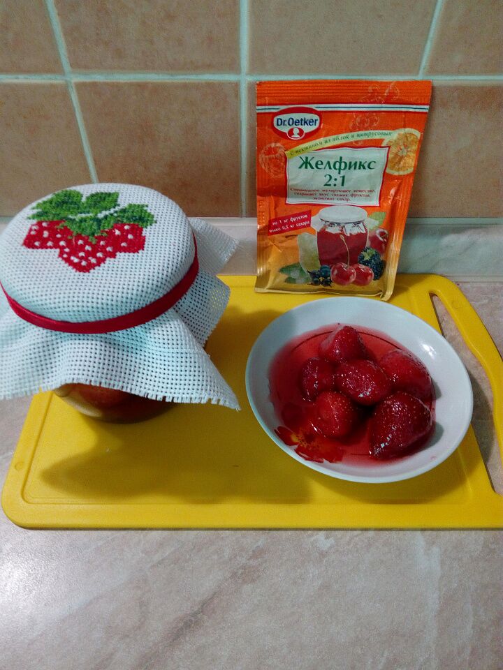 Клубничное варенье с целыми ягодами фото