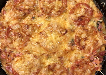 Колбасная пицца с беконом