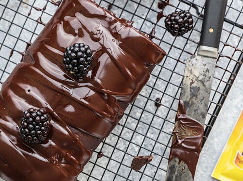 Фото рецепта Шоколадный кекс с ежевикой и шоколадной глазурью