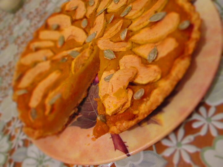 Тыквенный пирог с яблоками и тыквенными семечками