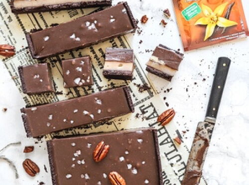 Фото рецепта Шоколадный тарт с солёной карамелью и пеканом