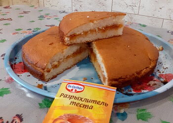 Заливной пирог с абрикосовым вареньем