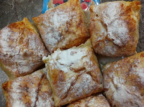 Фото рецепта Слоёные конвертики с яблоками и меренгой