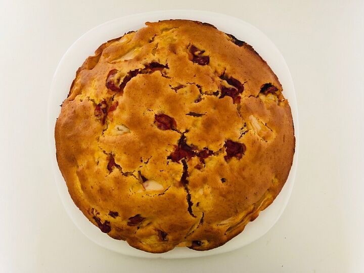 Пряный медовый пирог с вишней, яблоками и грецкими орехами фото