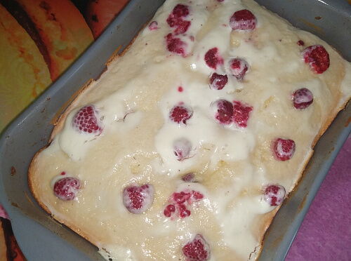 Фото рецепта Бисквитный кекс с малиной