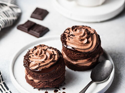 Фото рецепта Шоколадные пирожные с шифоновым бисквитом