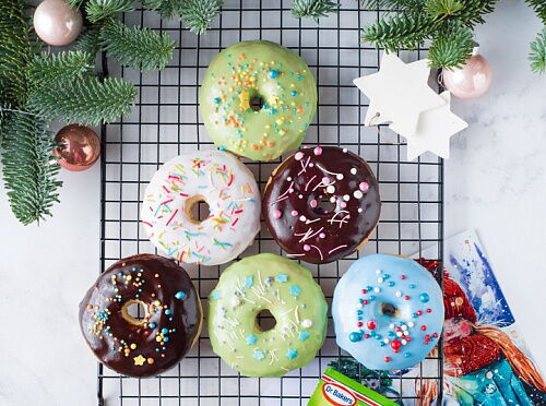 Фото рецепта Ёлочка из пончиков с разными вкусами