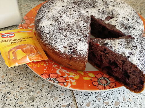 Фото рецепта Сочный пирог с земляникой, черникой и черной смородиной