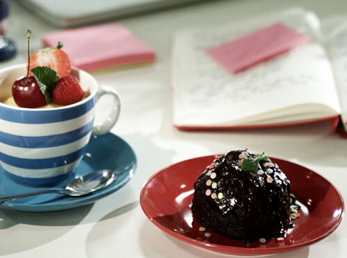 Фото рецепта Шоколадный и ванильный кекс в чашке