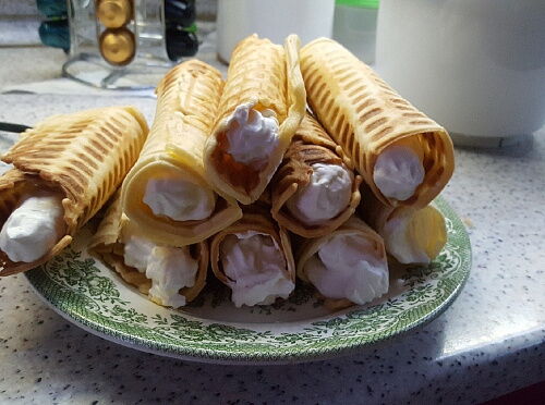 Фото рецепта Вафельные трубочки со взбитыми сливками