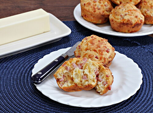 Фото рецепта Маффины с ветчиной и сыром