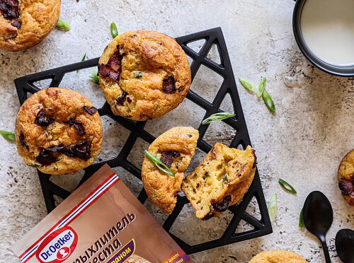 Фото рецепта Сырные маффины с беконом и зелёным луком