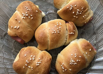 Булочки с колбасой и сыром