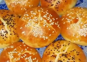 Сладкая сдобная булочка с повидлом на кефире