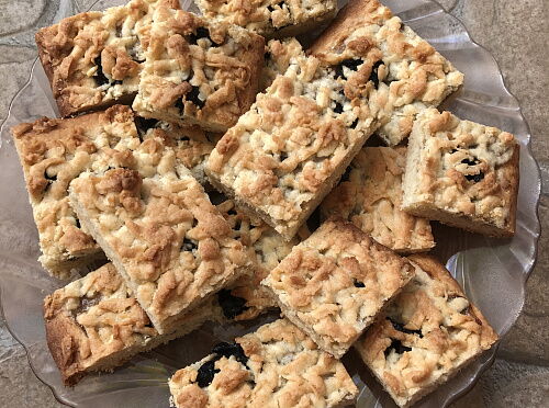 Фото рецепта Тертый пирог с бананом и черносливом 