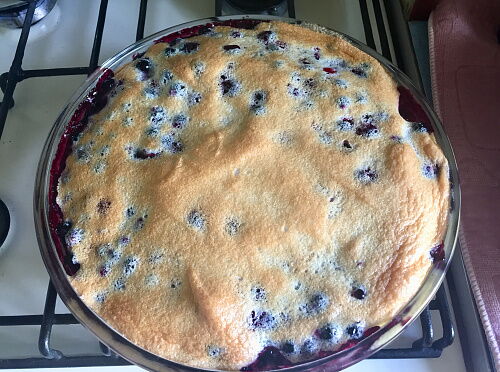 Фото рецепта Пирог бисквитный с чёрной смородиной из ржаной муки 