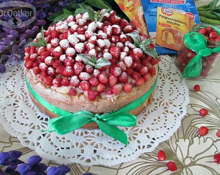 Сметанный торт с ягодами