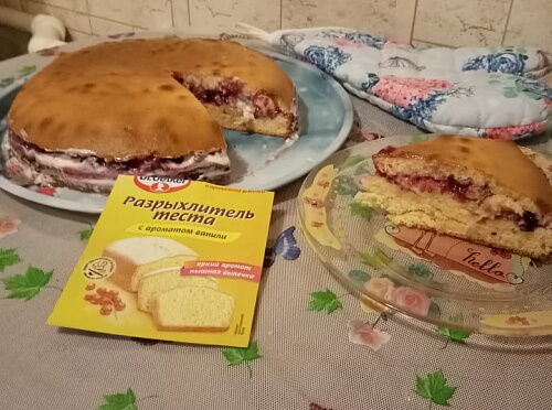 Фото рецепта Медовый пирог с ягодно-сливочной начинкой