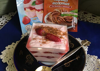 Десерт в стакане со вкусом клубники