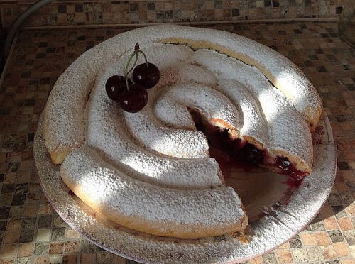 Фото рецепта Пирог &quot;Улитка с вишней&quot;