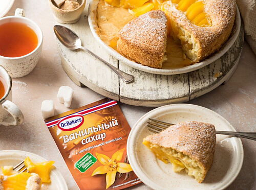 Фото рецепта Шарлотка с персиками