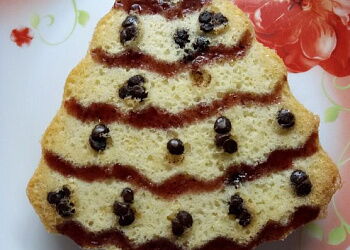 Елочка с шоколадными игрушками.