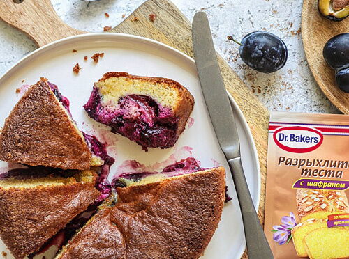 Фото рецепта Шарлотка Пан де Жен со сливами