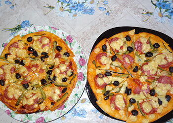 Пицца с колбасой, маслинами и солеными огурчиками