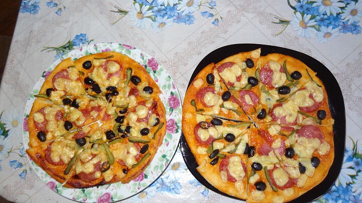 Пицца с колбасой, маслинами и солеными огурчиками