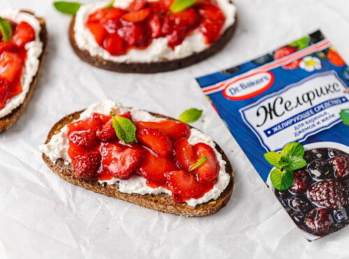 Фото рецепта Тосты с клубничным вареньем