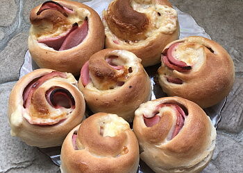 Розочки с колбасой и сыром 