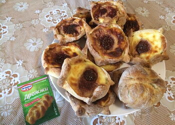 Слойки с творогом и домашним клубничным вареньем!
