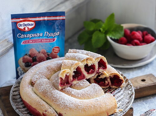 Фото рецепта Пирог улитка с сезонными ягодами