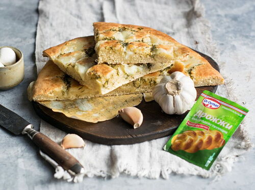 Фото рецепта Фокачча с моцареллой и зеленью