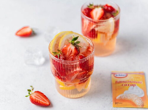 Фото рецепта Лимонад с клубникой и лимоном