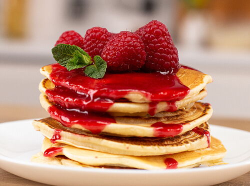 Фото рецепта Панкейки с малиновым соусом