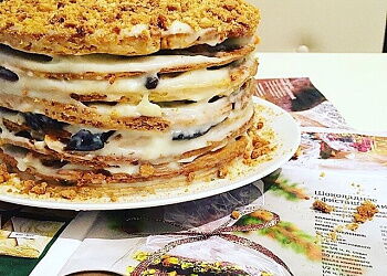 Медовик с заварным кремом, курагой и черносливом