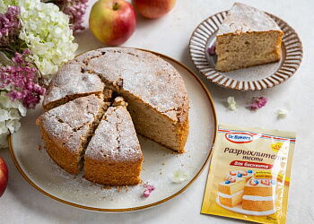 Шарлотка с яблоками и корицей