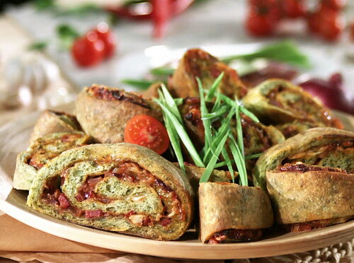 Фото рецепта Рулет со шпинатом и салями