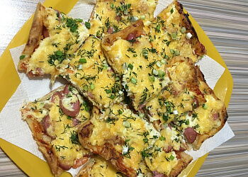 Мясная пицца на слоеном тесте