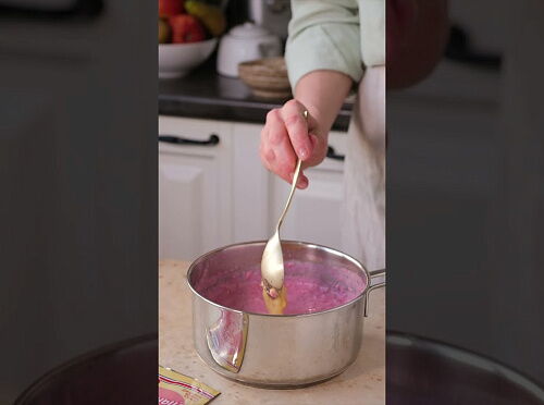 Фото рецепта Розовая овсяная каша с бананом