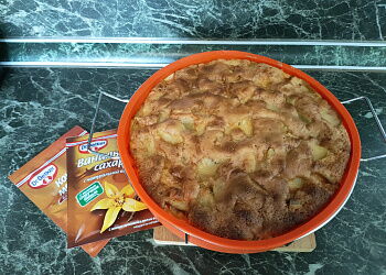 Шарлотта с яблоками