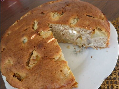 Фото рецепта Шарлотка с грушами на кефире