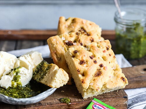 Фото рецепта Фокачча с домашним песто и бураттой