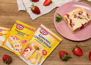 Пирог с клубнично-творожной заливкой