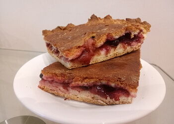 Пирог с яблоками и иргой
