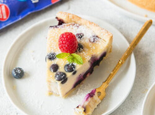 Фото рецепта Заливной пирог с черникой